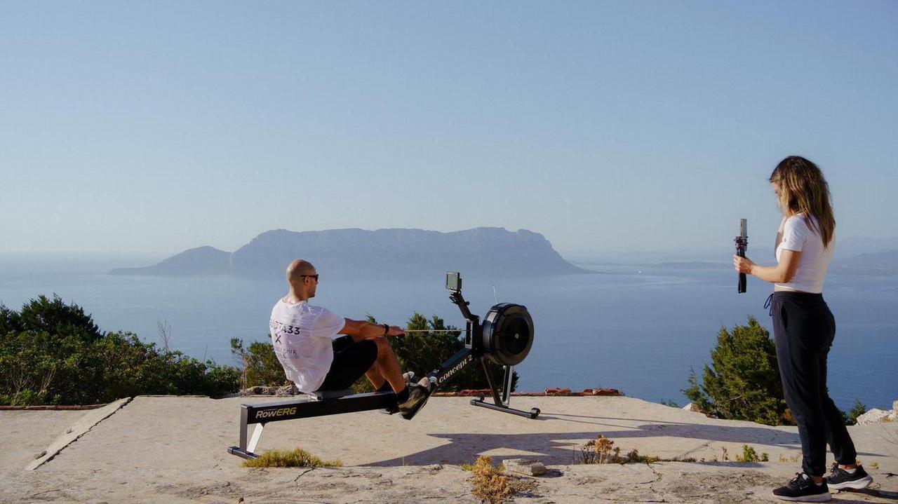 Un momento dell'impresa di Riccardo Meloni a Capo Figari