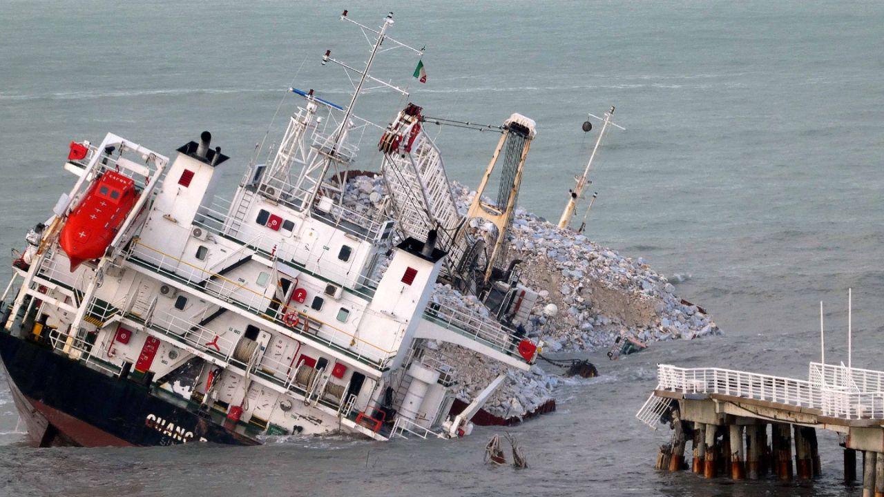 
	La nave incagliata a Marina di Massa (Foto di Claudio Cuffaro)

