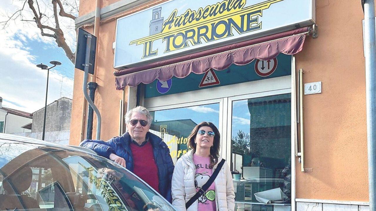 Antonio e Donatella Pepi davanti all'autoscuola Il Torrione
