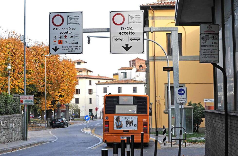 
	Le due corsie d&rsquo;ingresso in piazza San Francesco a Pistoia

