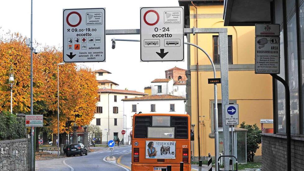 Le due corsie d’ingresso in piazza San Francesco a Pistoia