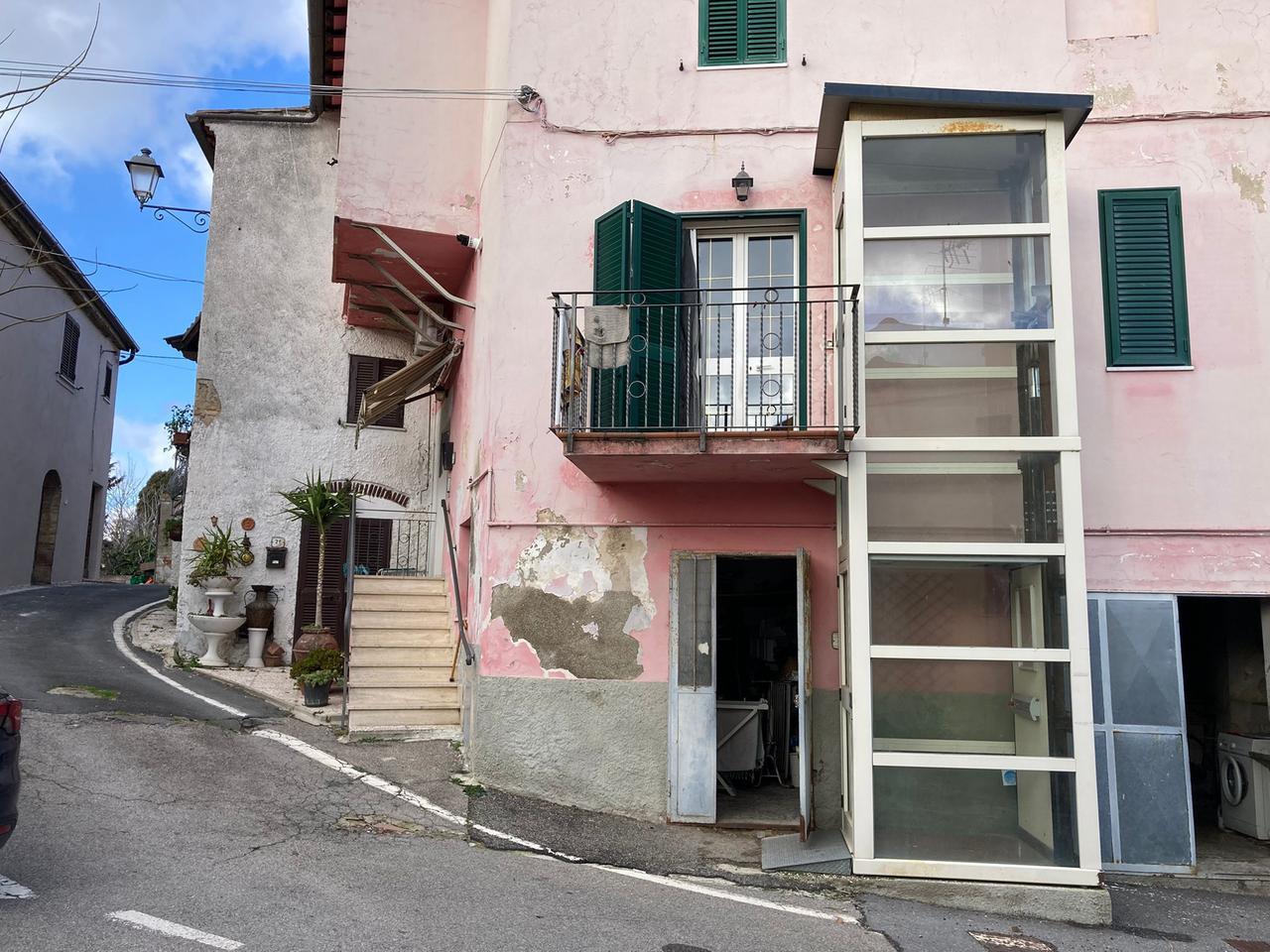 
	L'abitazione dove &egrave; stato trovato morto l'uomo (<strong>foto Michele Falorni / Stick</strong>)

