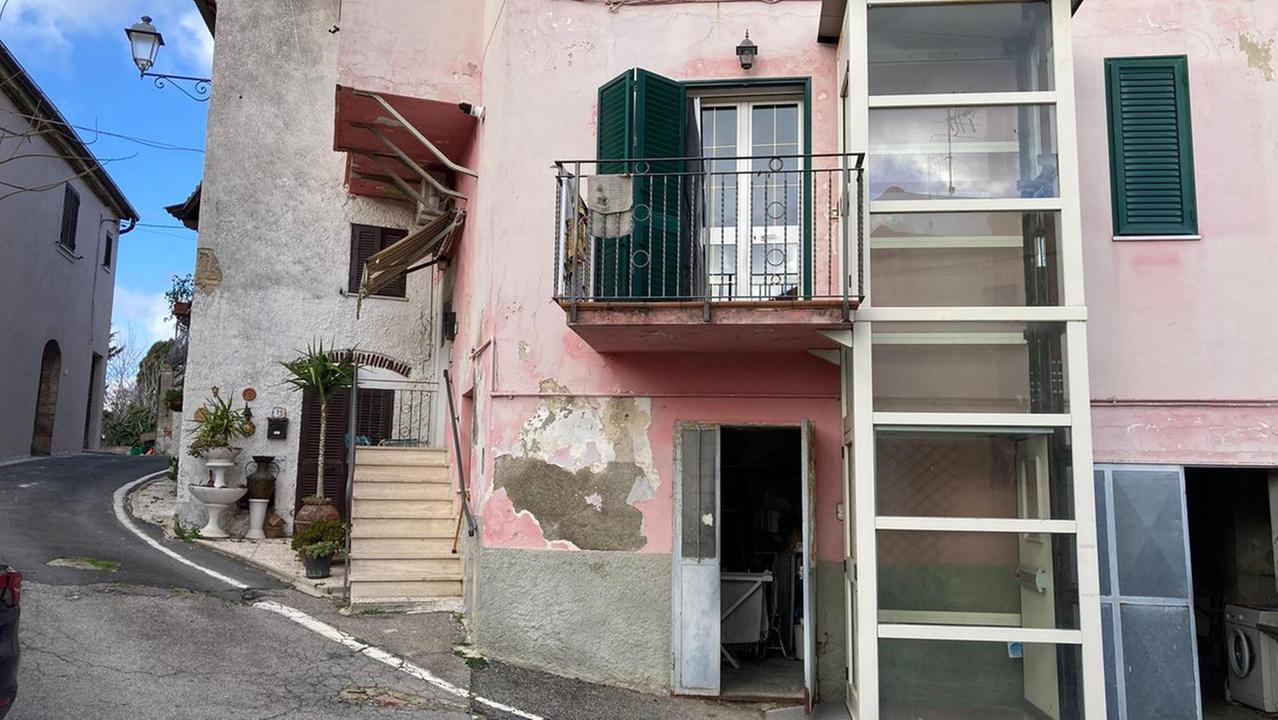 L'abitazione dove è stato trovato morto l'uomo (<strong>foto Michele Falorni / Stick</strong>)