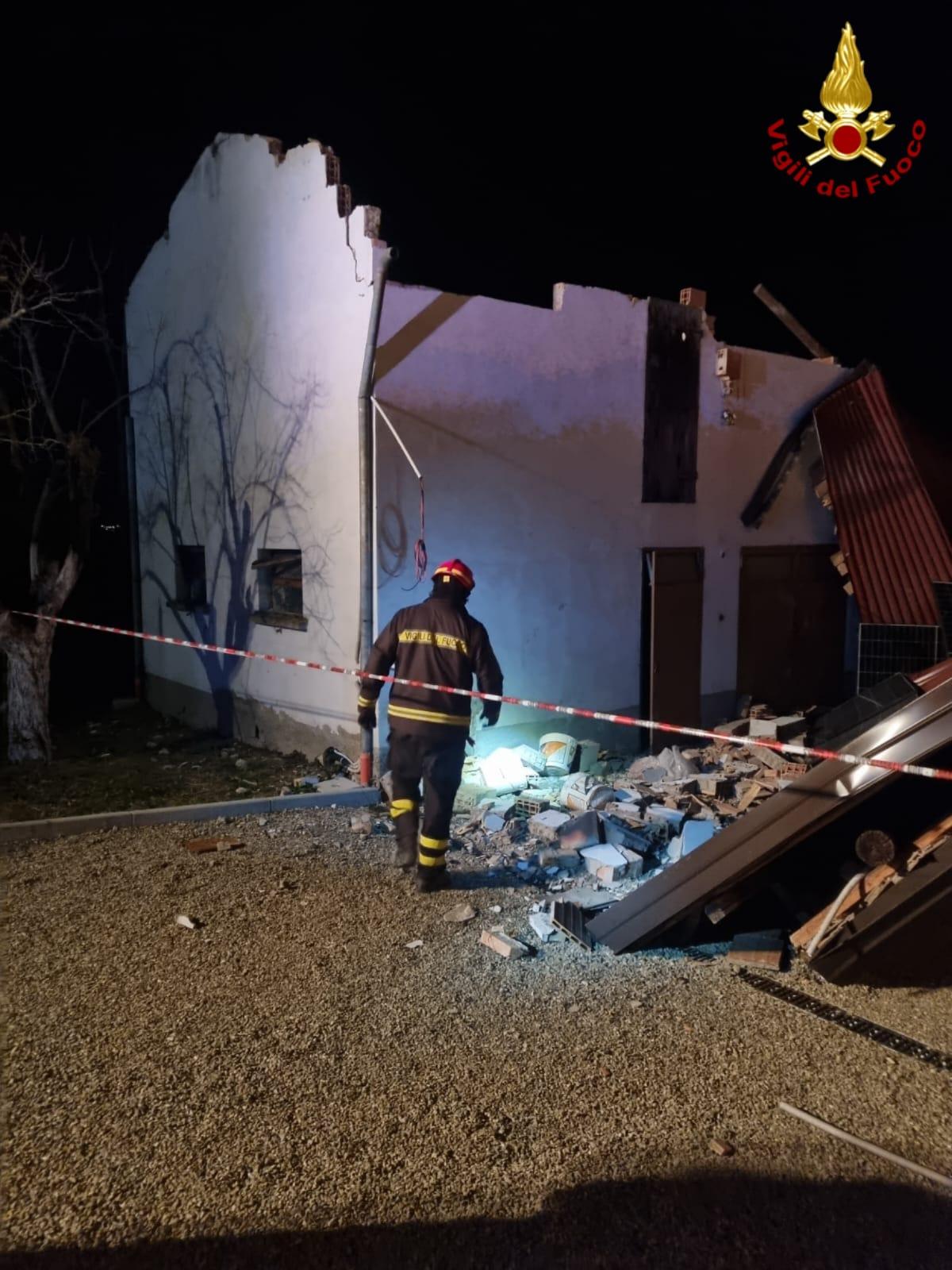 Albinea, il vento scoperchia il tetto di un capanno