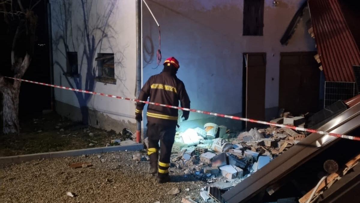 Albinea, il vento scoperchia il tetto di un capanno