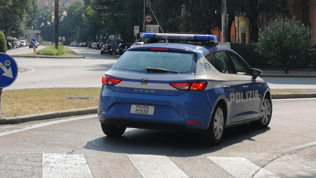 Una volante della polizia di Stato (foto d'archivio)