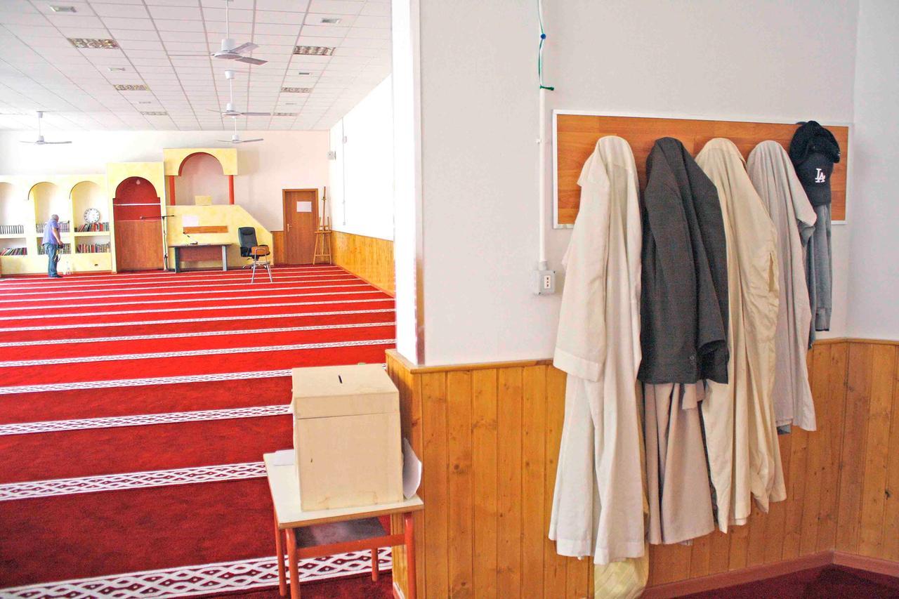 ferrara, moschea, centro islamico di via traversagno incontro con i cittadini dopo la preghiera del venerdì