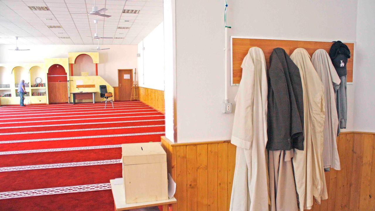 ferrara, moschea, centro islamico di via traversagno incontro con i cittadini dopo la preghiera del venerdì