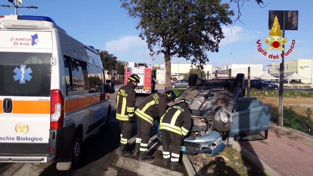 Prima lo schianto in rotatoria e poi il cappottamento: ferito un uomo