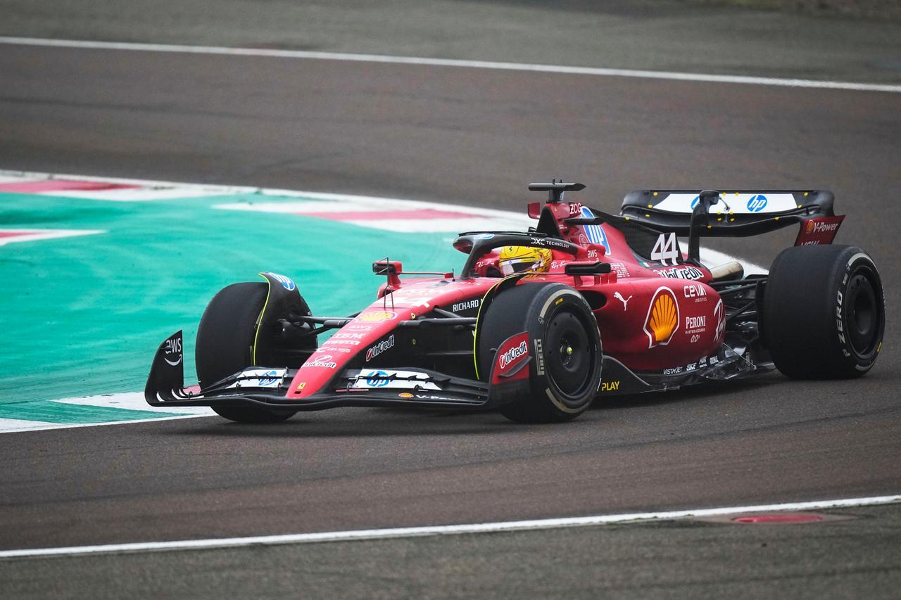 
	Hamilton alla guida della Ferrari sul circuito di Fiorano

