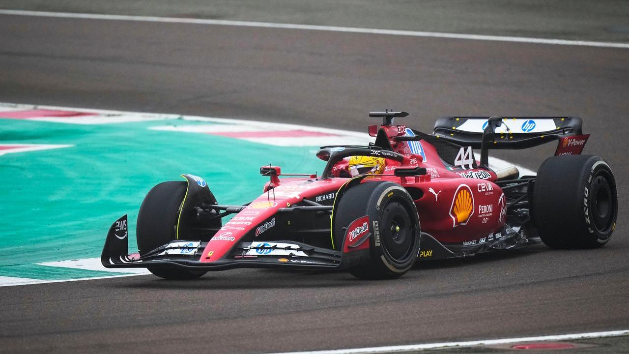 Hamilton alla guida della Ferrari sul circuito di Fiorano