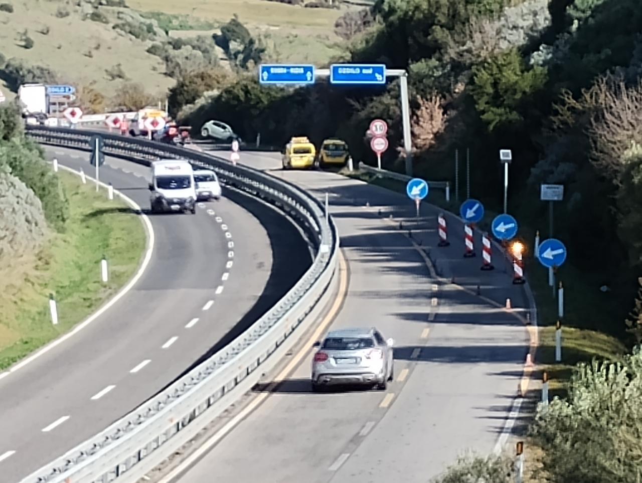 Tremendo scontro tra un’auto e un rimorchio sulla 131: ecco cosa sappiamo