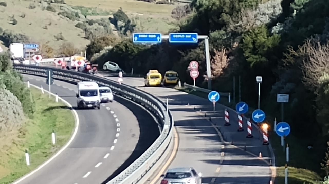 Tremendo scontro tra un’auto e un rimorchio sulla 131: ecco cosa sappiamo