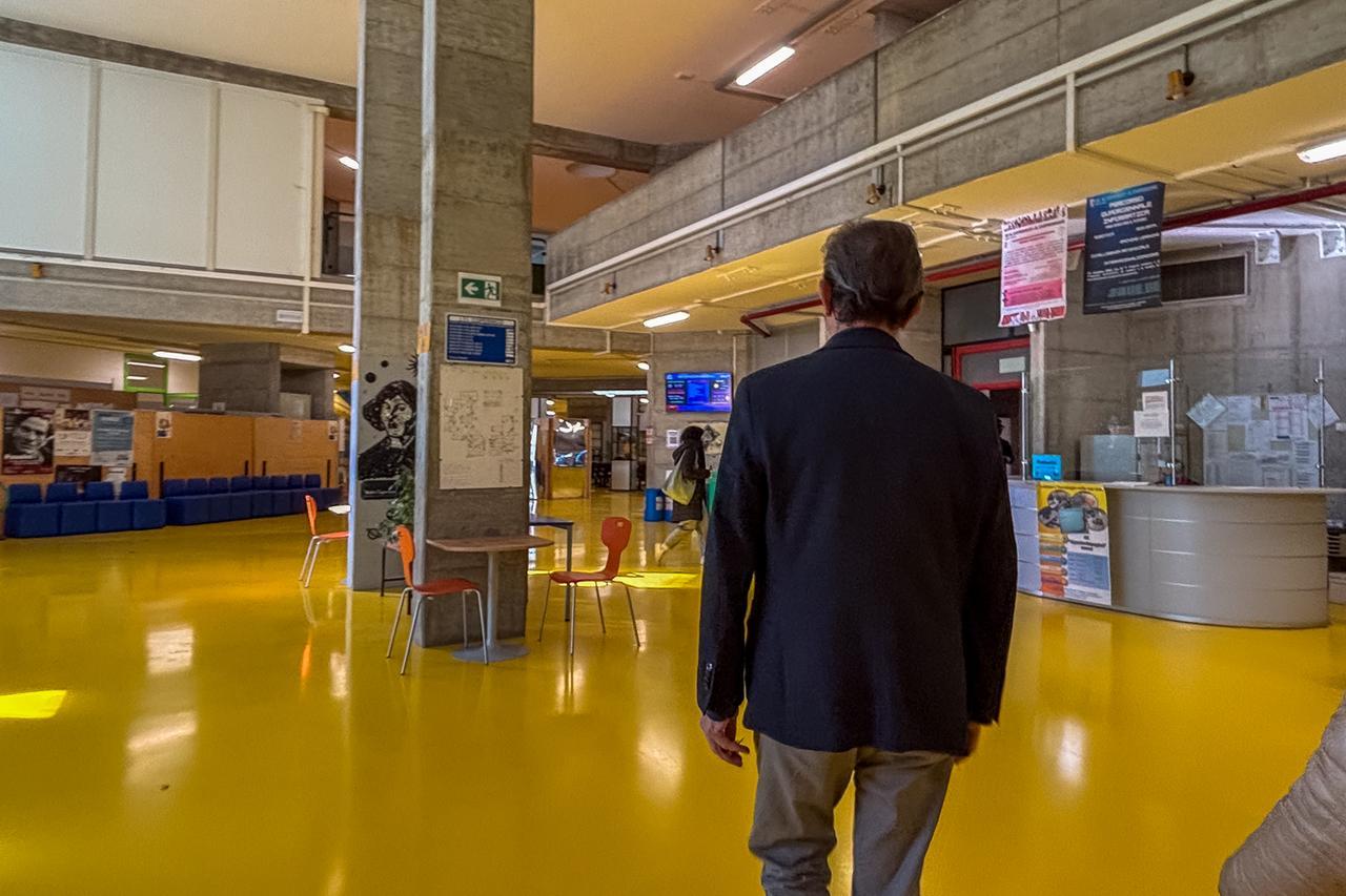 Si sporge dalla balaustra e precipita: 16enne ferito all’Iti di Ferrara