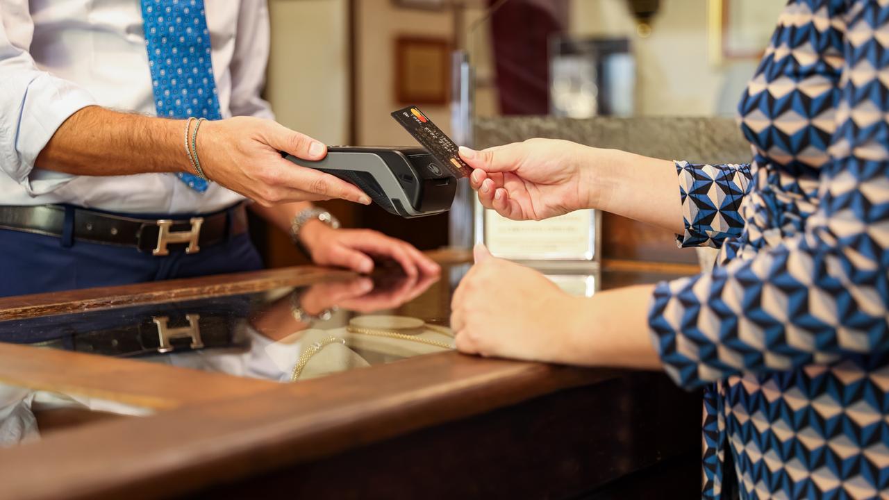 Ai sardi piace “strisciare” carte e bancomat