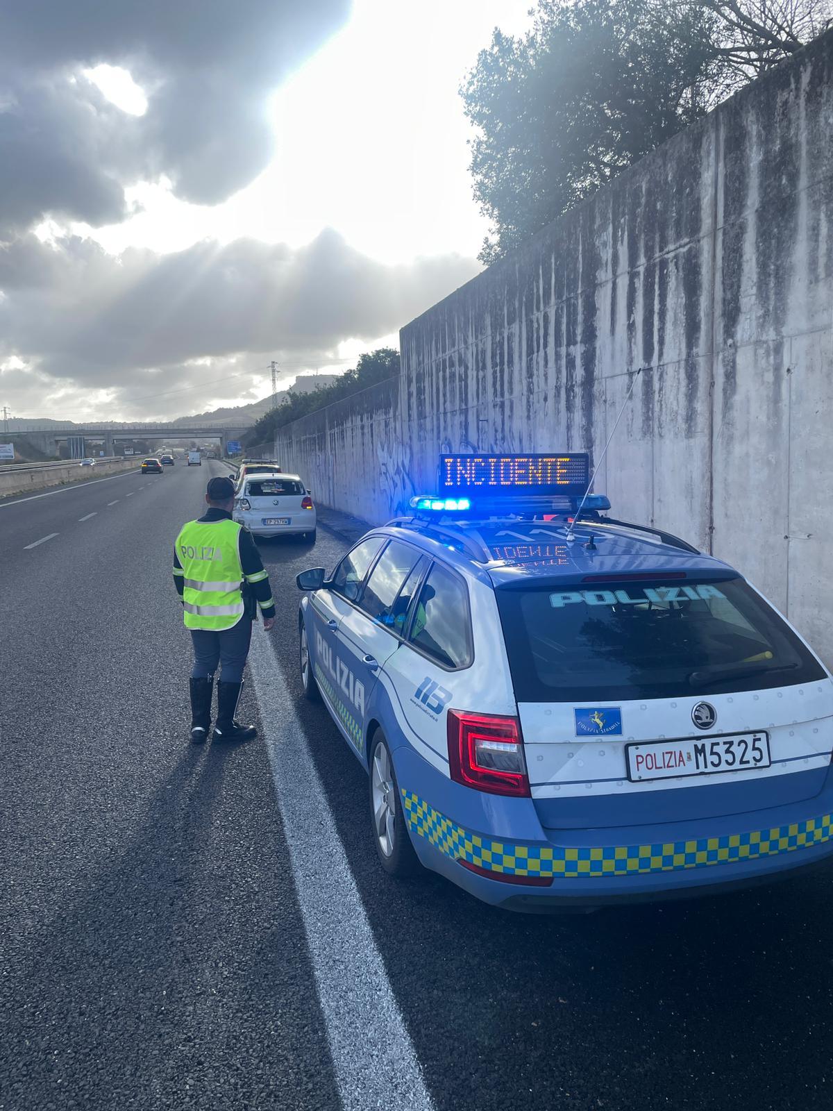 Perde il controllo dell’autocarro sulla 131 e colpisce un’auto mandando marito e moglie in ospedale