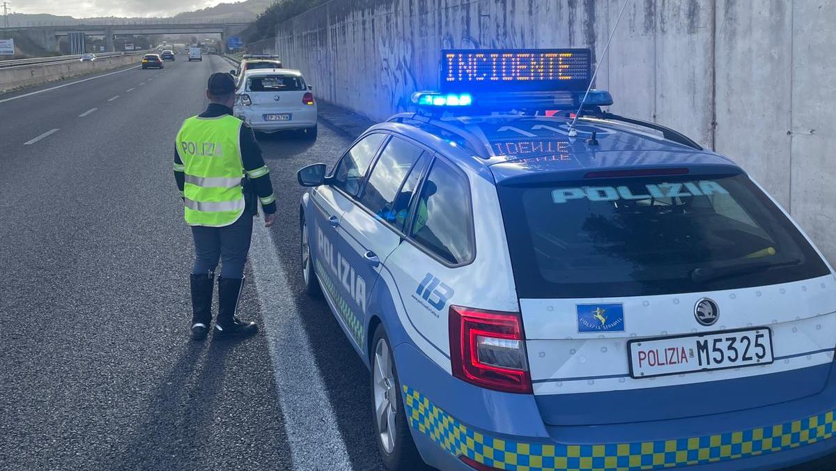 Perde il controllo dell’autocarro sulla 131 e colpisce un’auto mandando marito e moglie in ospedale