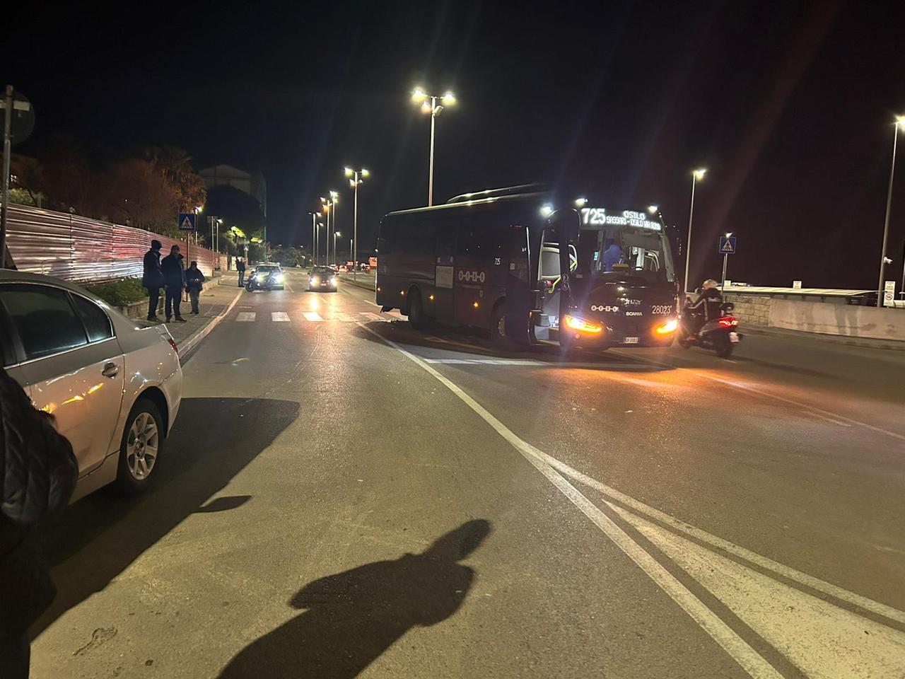 Sassari, si schianta contro il pullman dell’Arst poi scende dalla Bmw e fugge