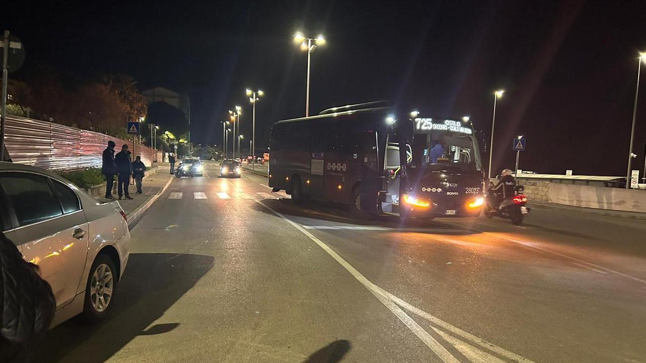 Sassari, si schianta contro il pullman dell’Arst poi scende dalla Bmw e fugge