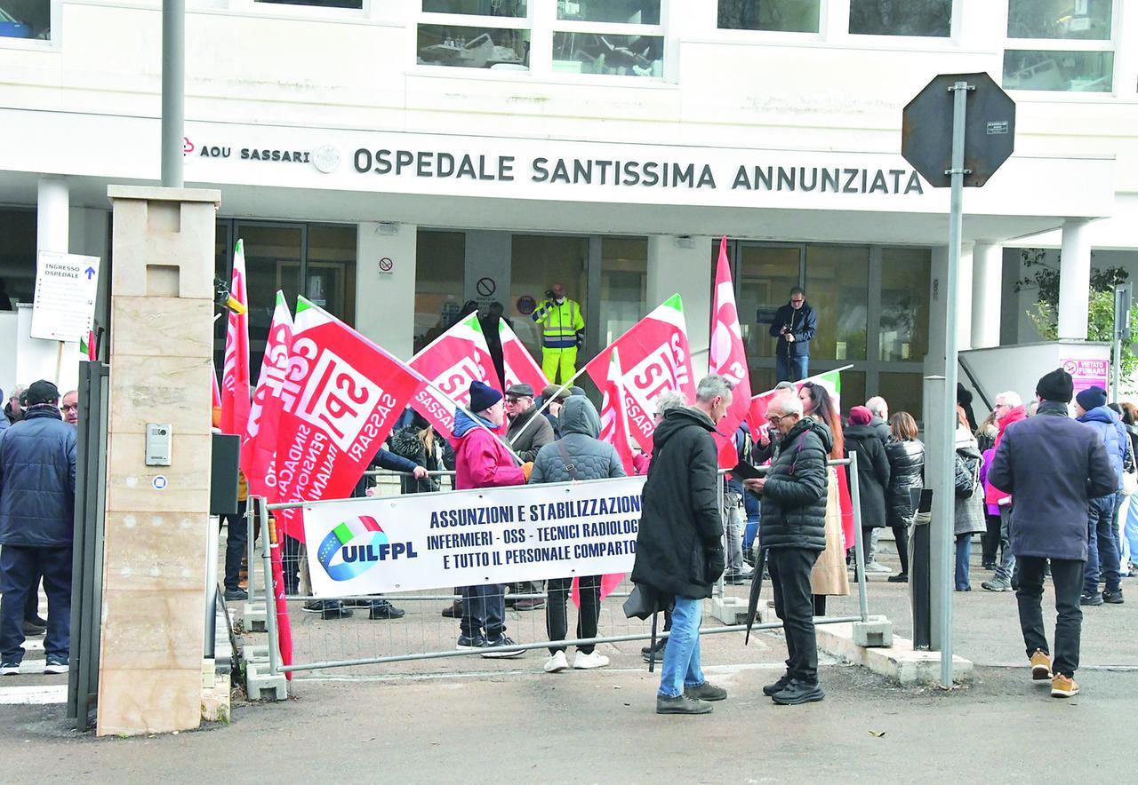 Ospedale polveriera a Sassari: «Niente visite dei parenti per garantire sicurezza»