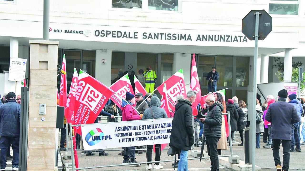 Ospedale polveriera a Sassari: «Niente visite dei parenti per garantire sicurezza»