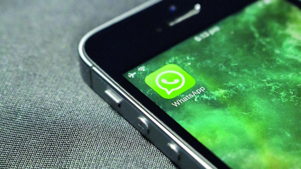 La mamma della ragazzina adescata dal prof: “Lui è ancora a scuola e mia figlia lo vede tutti i giorni”