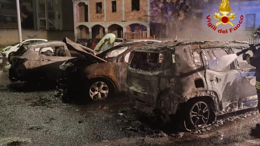 Quattro auto distrutte dalle fiamme, una danneggiata: non si esclude il dolo
