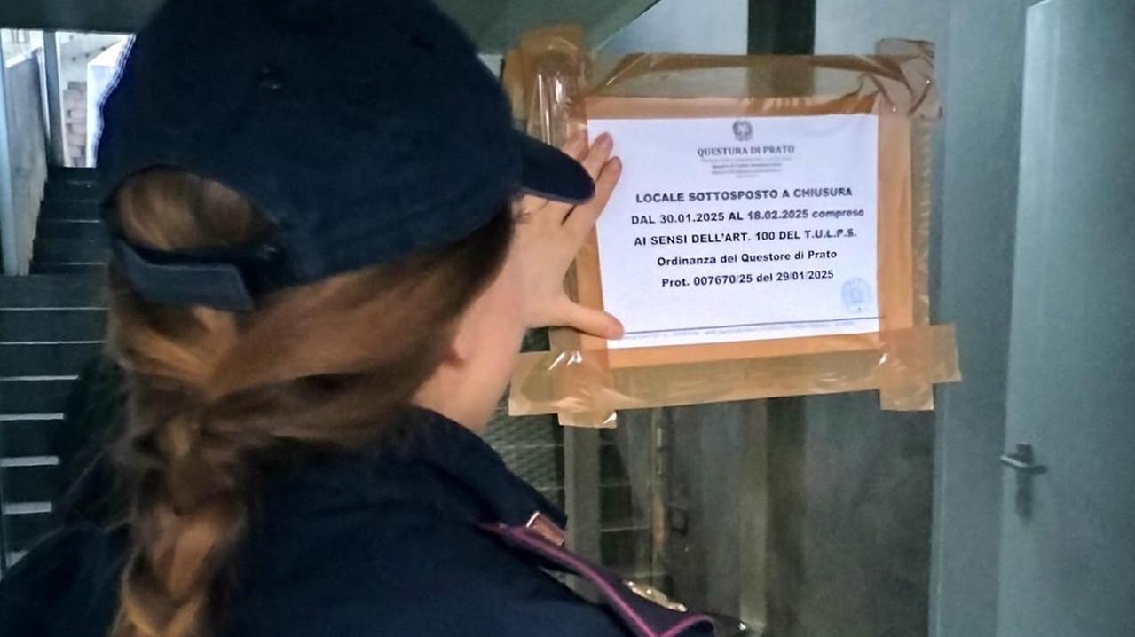 Una poliziotta mette i sigilli alla discoteca