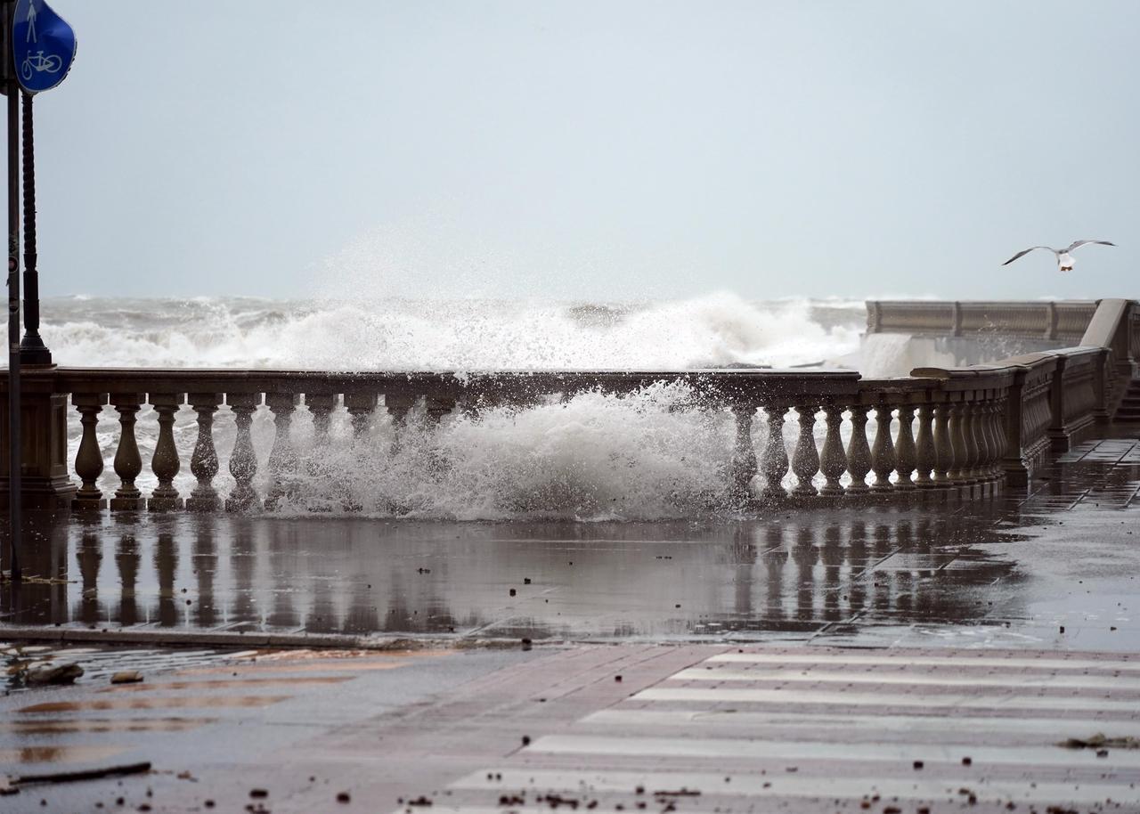 
	La mareggiata sul viale Italia (foto Franco Silvi)

