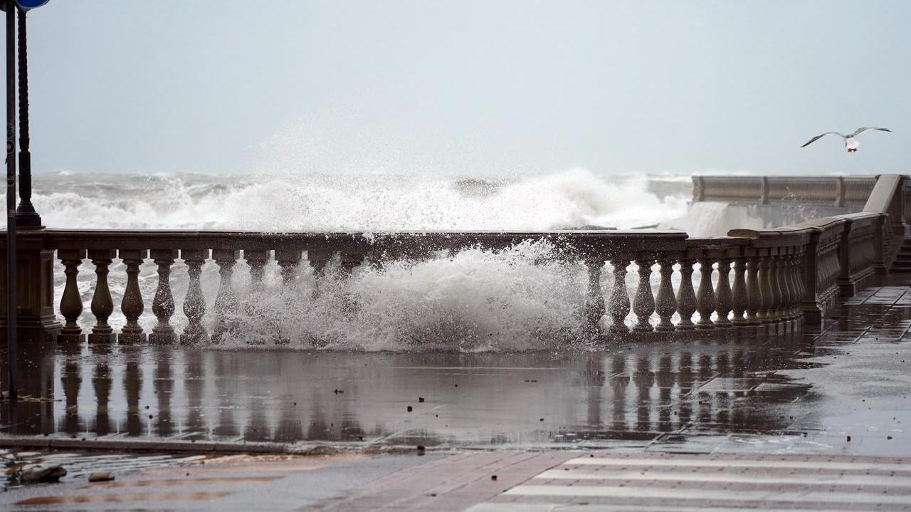 La mareggiata sul viale Italia (foto Franco Silvi)