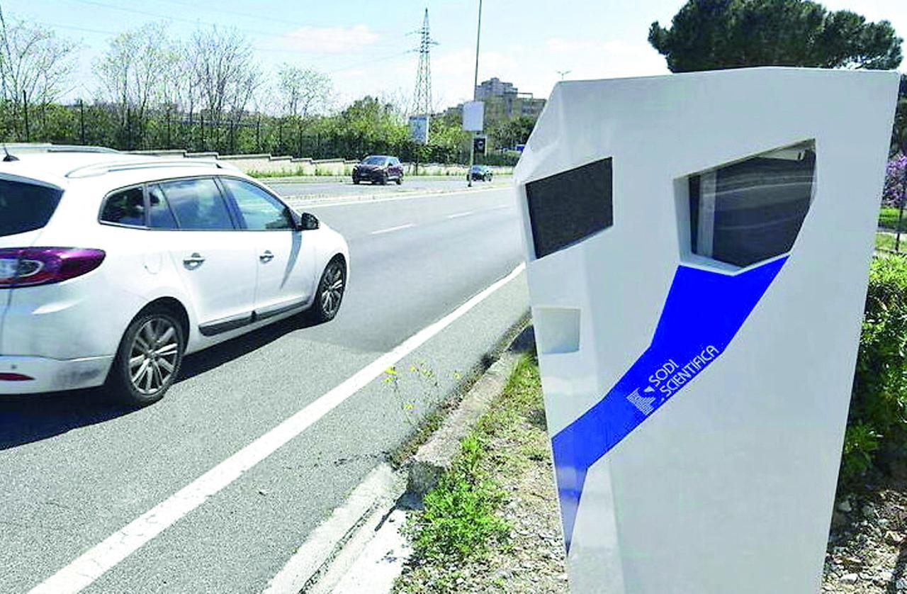 
	L&rsquo;autovelox installato sul tratto di viale Unit&agrave; d&rsquo;Italia all&rsquo;ingresso di Piombino (foto Paolo Barlettani, 2024)

