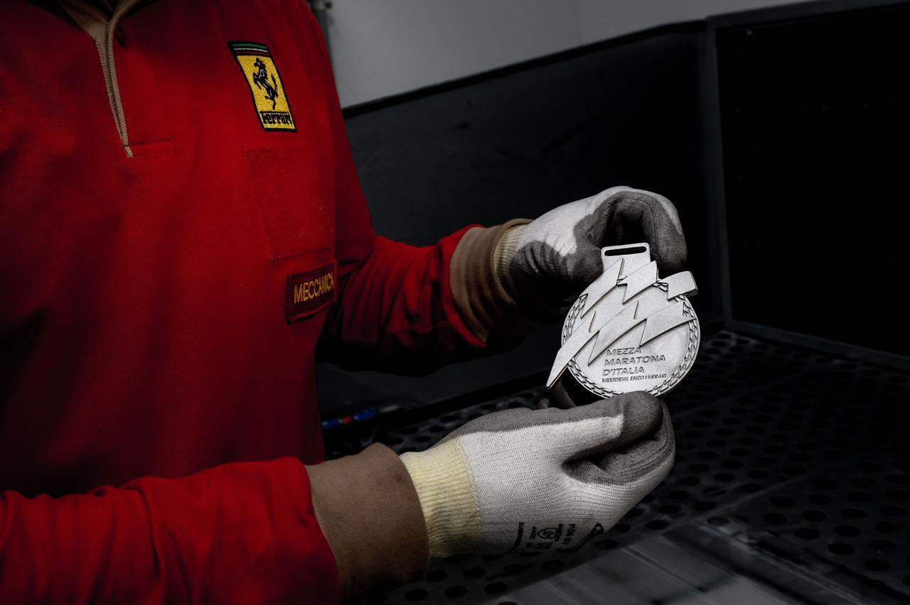 
	La medaglia per i vincitori realizzata dalla Ferrari

