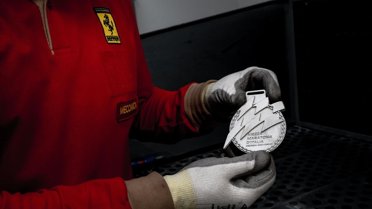 La medaglia per i vincitori realizzata dalla Ferrari