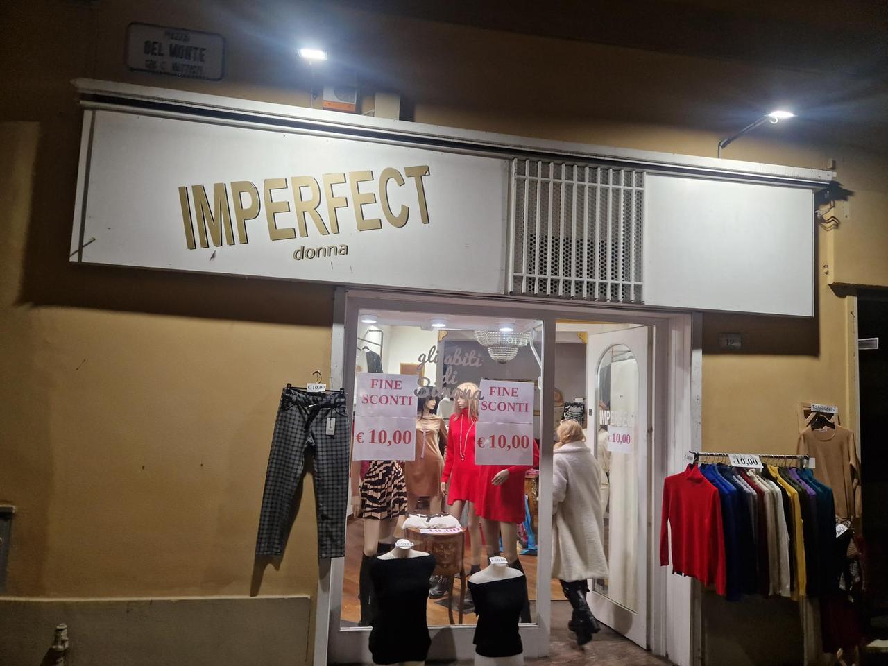 Maglie rubate dal negozio in piazza Del Monte: «Basta, chiudo anch’io»