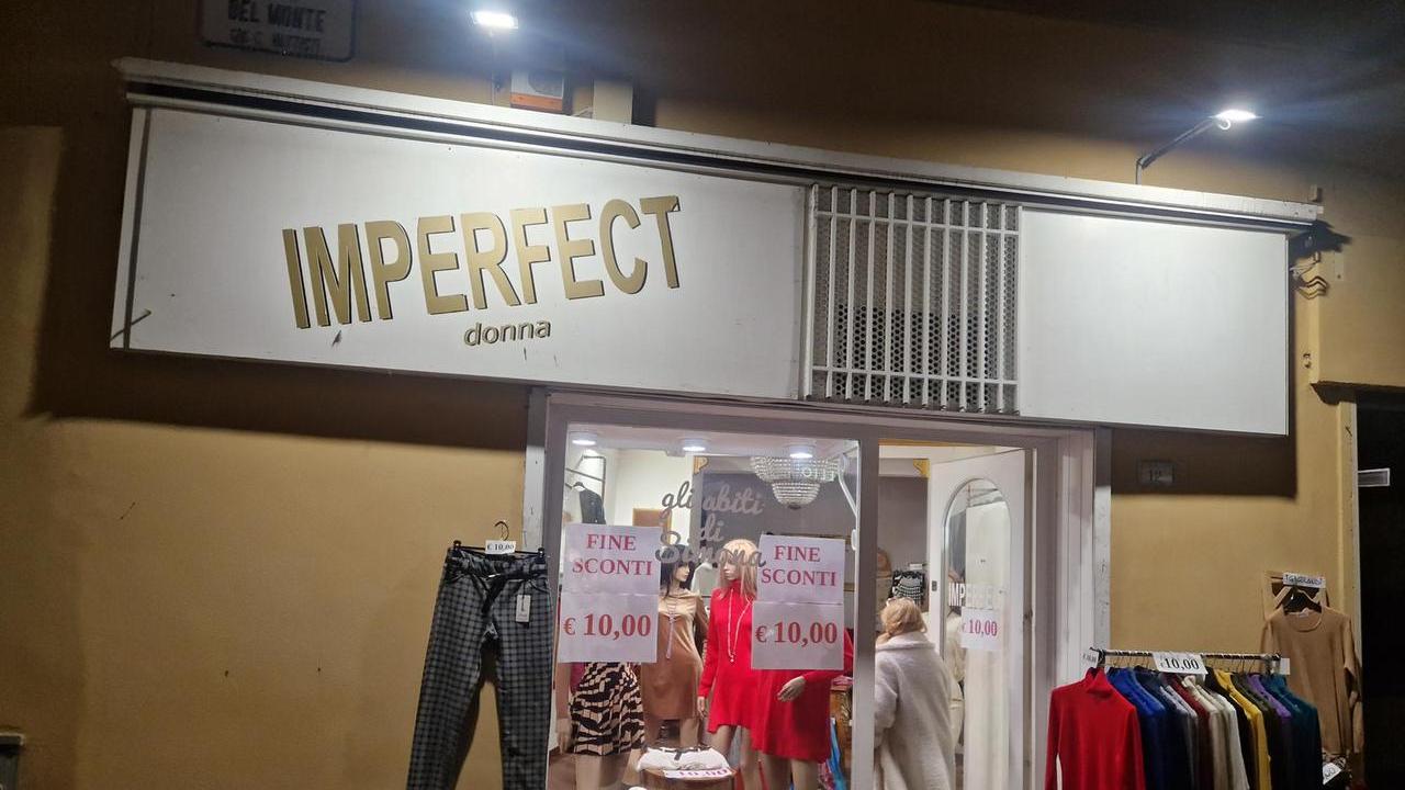 Maglie rubate dal negozio in piazza Del Monte: «Basta, chiudo anch’io»