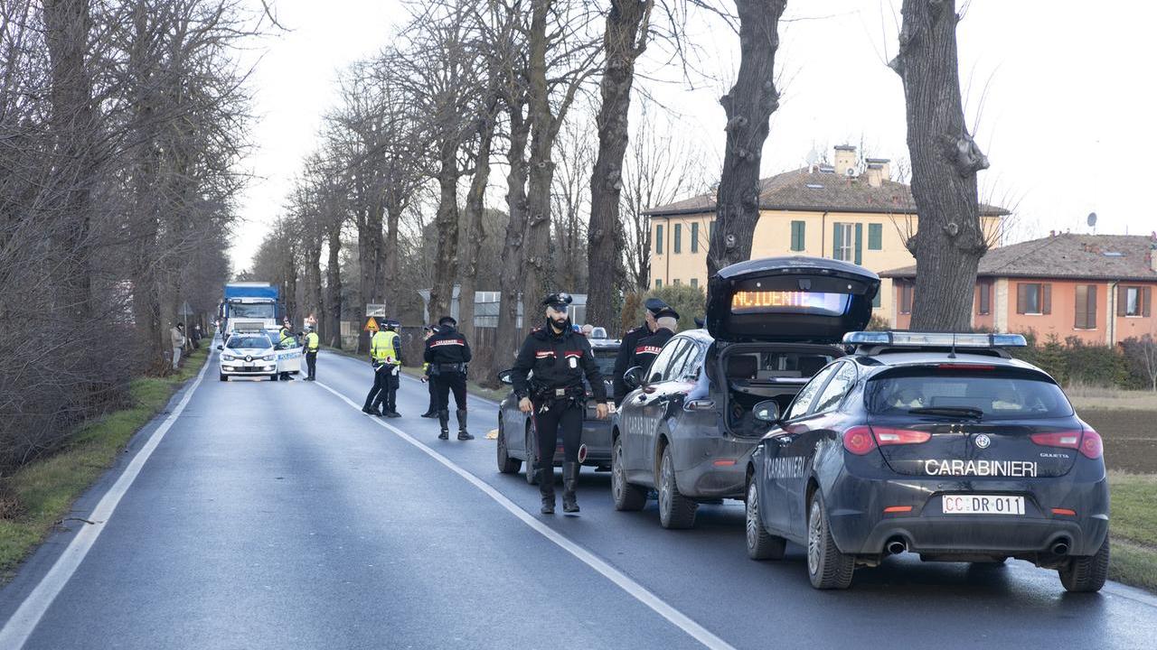 Carabinieri e polizia locale sul luogo della tragedia