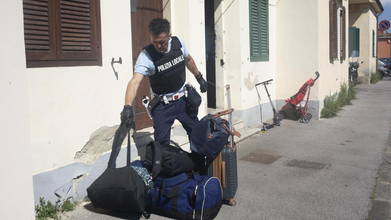 Un agente della municipale impegnato in uno sgombero (foto Silvi)