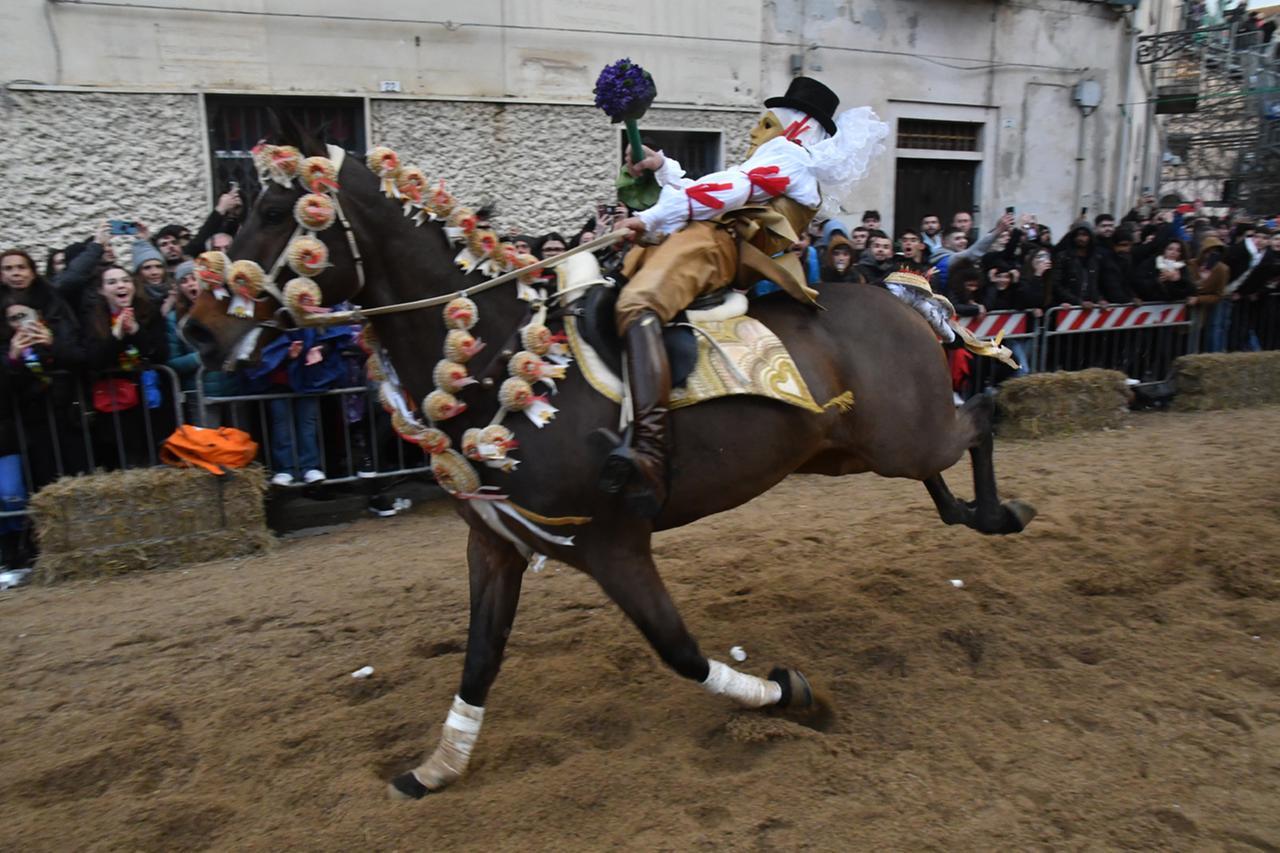 Sartiglia, c’è il piano sicurezza e il prefetto chiude il piazzale del tribunale «alle masse di giovani»