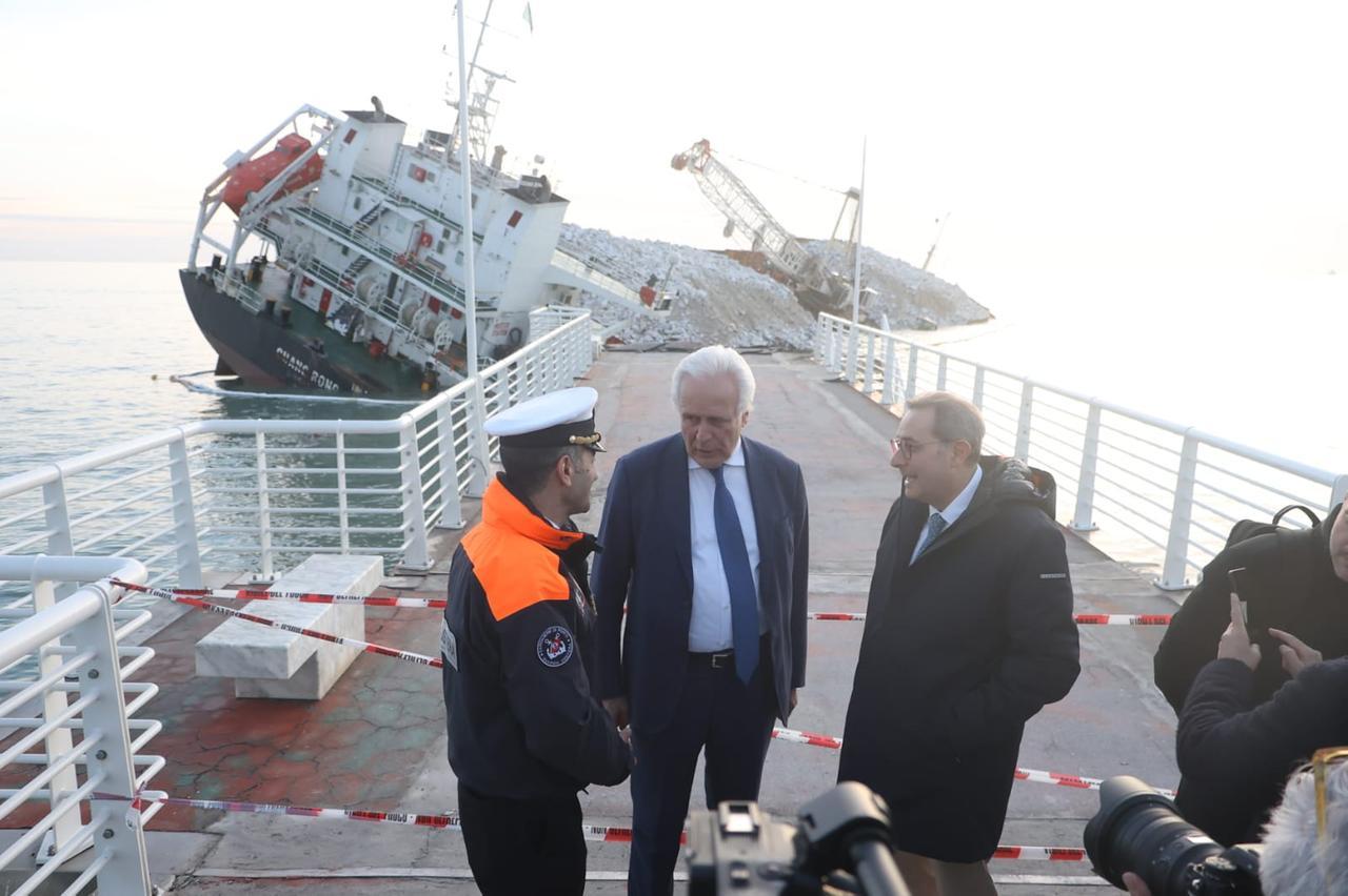 
	Il presidente della Regione, Eugenio Giani, durante il sopralluogo dopo l'incidente della nave Guang Rong <em>(foto Cuffaro)</em>

