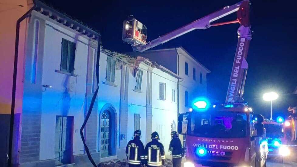 I vigili del fuoco durante l’intervento in via 2 settembre