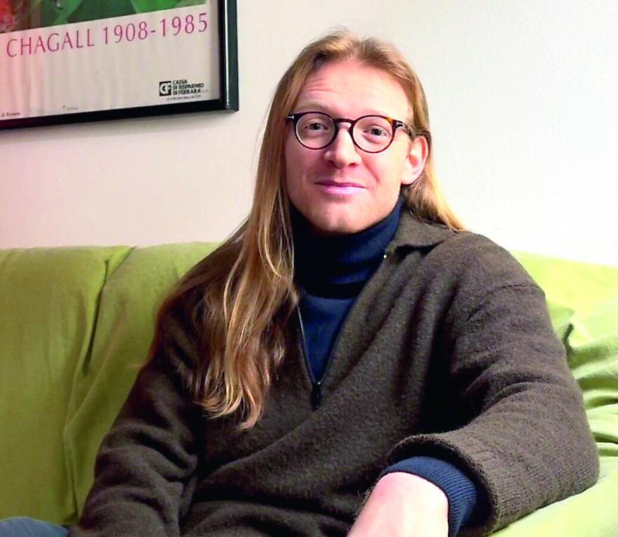 Giulio, l’influencer che parla di letteratura e poesia sui social