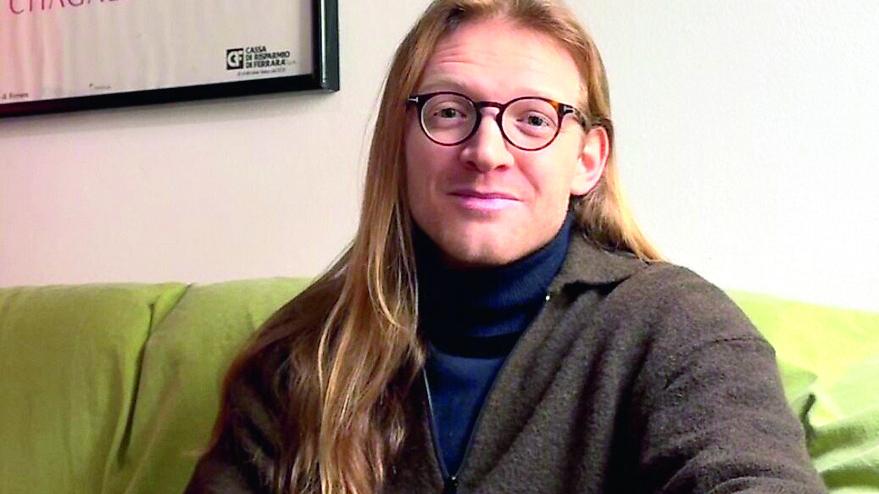 Giulio, l’influencer che parla di letteratura e poesia sui social