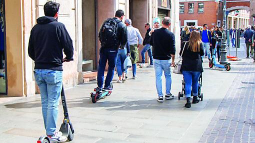 Ferrara, in monopattino senza casco: arrivano le prime multe