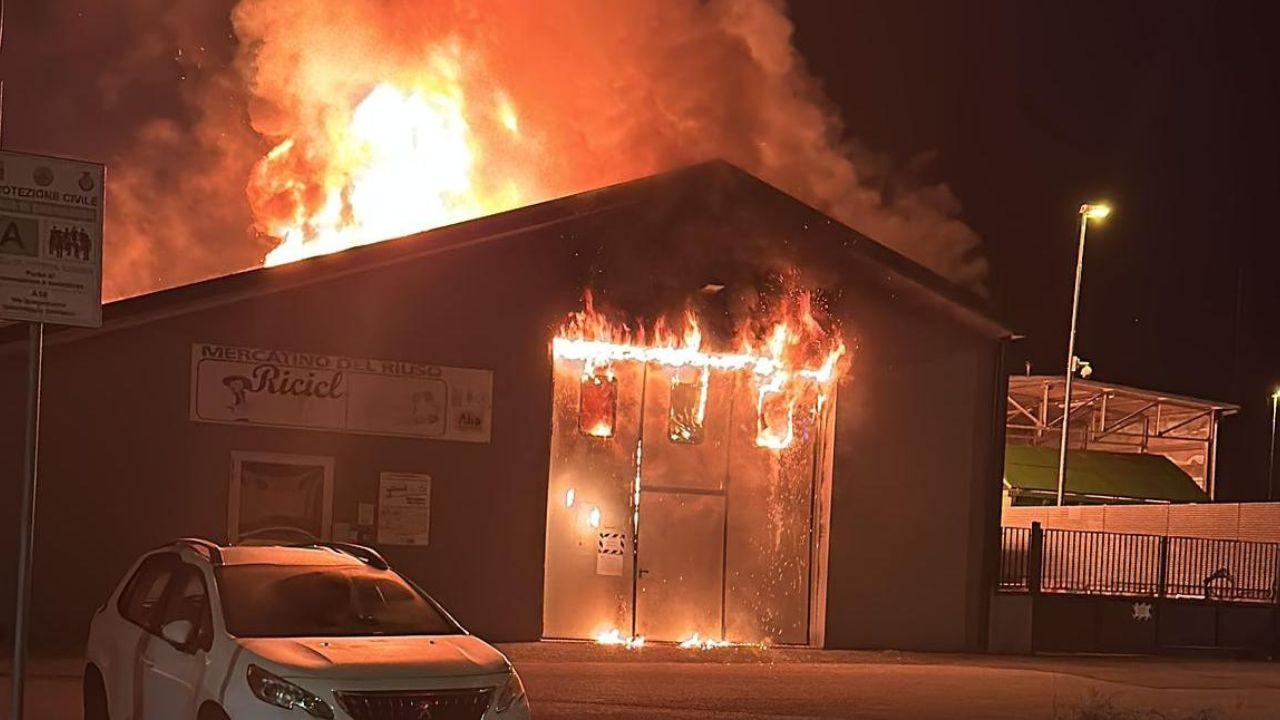 L'incendio che ha distrutto il capannone in via Borgonuovo