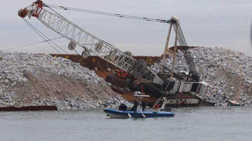 La nave naufragata a Marina di Massa (foto Matelli/Cuffaro)
