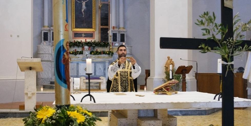 
	Una celebrazione del parroco nella chiesa Sant&rsquo;Andrea Apostolo di Castiglioncello (Foto dal sito della chiesa)


