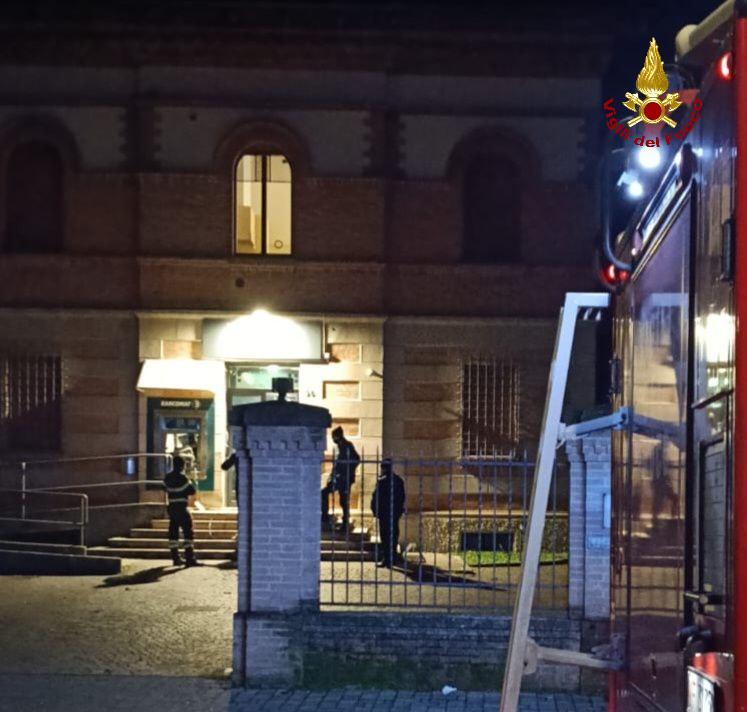 I ladri fanno esplodere il bancomat e fuggono col bottino