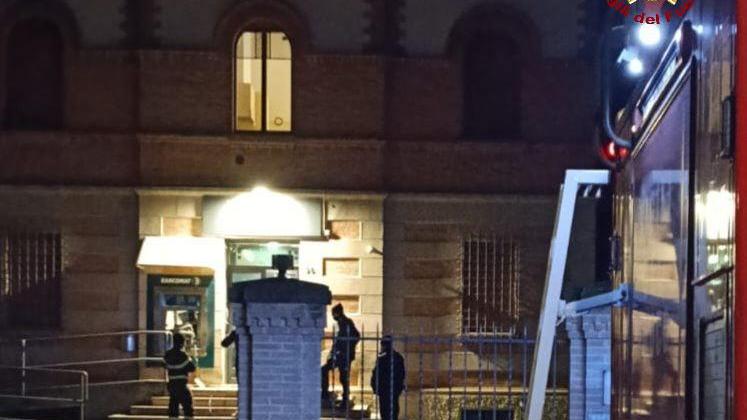 I ladri fanno esplodere il bancomat e fuggono col bottino