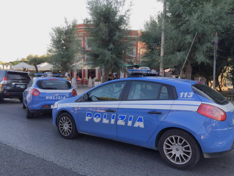Volanti della polizia fuori dalla Baracchina rossa (foto d'archivio)
