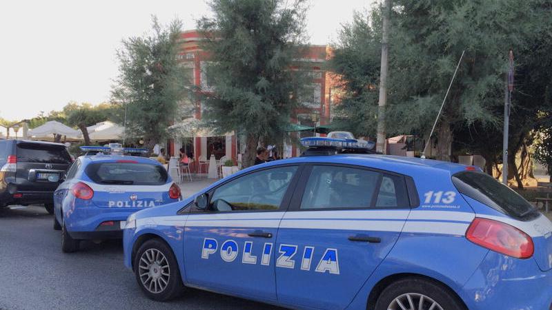 Volanti della polizia fuori dalla Baracchina rossa (foto d'archivio)